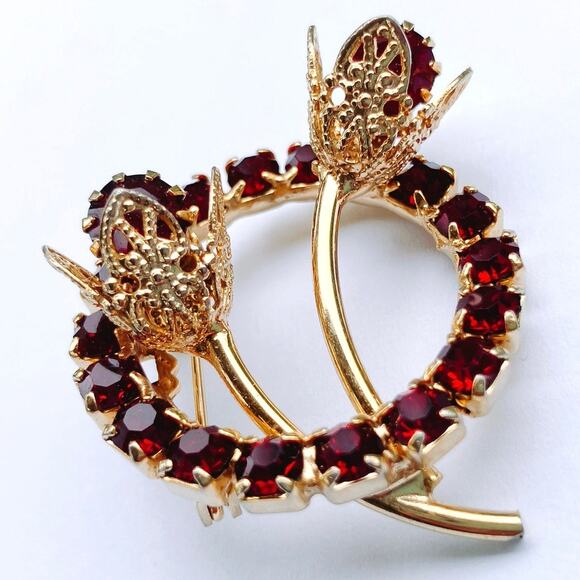 Mid Century Gold Tone Red Glass Floral Brooch Japan Import Vintage Wreath Pin - Picture 3 of 7